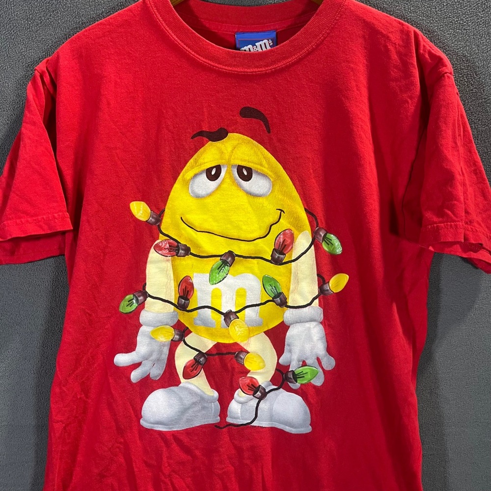M&M's Yellow Character Christmas Lights Graphic T-Shirt Red Mens Medium Gildan